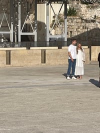 שבוע לפני החתונה: אבנר נתניהו בצילומים בכותל המערבי
