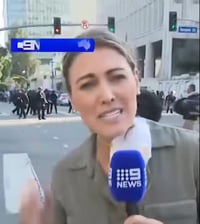 מטורף: כתבת טלוויזיה חטפה כדור גומי בשידור חי
