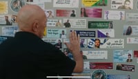 דרישת שלום: שלומי שבת בשיר שמורכב ממשפטי הסטיקרים של הנופלים