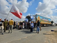 גם אחרי שלושה ימים ללא שחרור גופת חטוף: משאיות סיוע נכנסות
