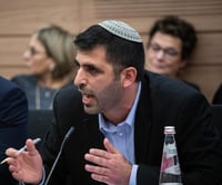 השר קרעי מגיב להפסד הצורם: "דיקטטורים בגלימות"