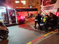 הולך רגל נפגע מאוטובוס בבני ברק, מצבו קשה