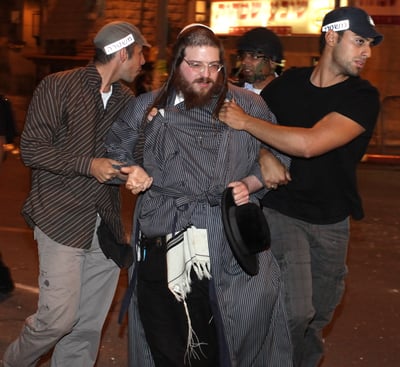 צעירים בי-ם: החרדים שורפים פחים? שישלמו על הנזק