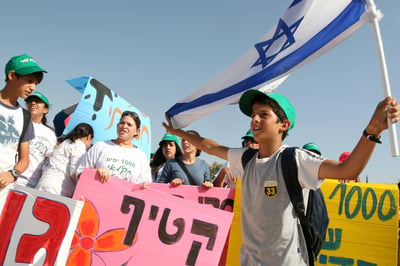 האם 'הארץ' מחרים את מפוני גוש קטיף בגלל תביעת דיבה?