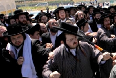 עשרות חרדים הפגינו מול בית הספר לבנות בבית שמש