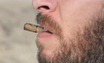 אחד החזקים: סצנת הפתיחה מהסרט 'דער מענטש'