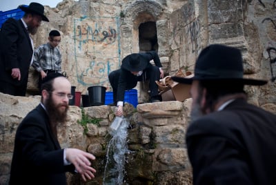 תמונות: שאיבת 'מים שלנו' ממעיין ליד ירושלים
