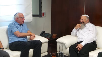 אריאל: תומך ברב שמואל אליהו; מגנה את מסע הדה לגיטימציה נגדו