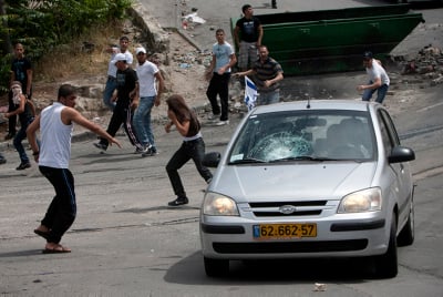 ביזיון: ערבים רוגמים מכוניות ישראליות באמצע ירושלים