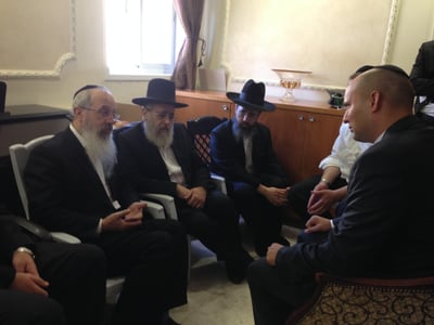 בנט הגיע לנחם את בניו של הרב עובדיה יוסף "פטירתו איחדה את העם היהודי כולו"