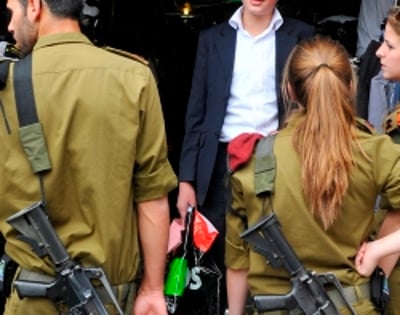 שו"ת: התאהבתי בחיילת חילונית, מה לעשות?