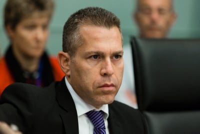שר הפנים שלל תושבות ממחבל