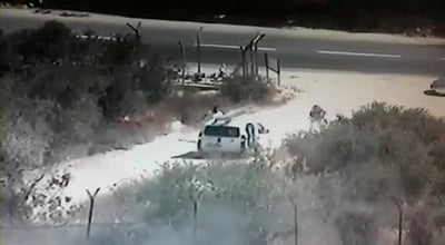 הסתיים בנס: ניסיון דקירה מול המצלמות