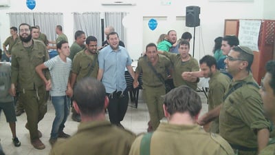 חיילים ומתנחלים רוקדים ברייקדאנס בשומרון