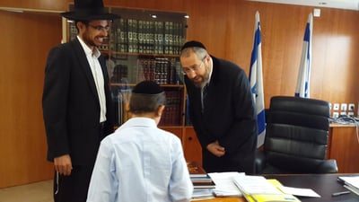 ישן ברכב כדי לראות את הרב הראשי