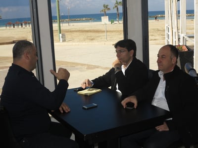 לפיד ניסה לצבור הון פוליטי על חשבון העסקים