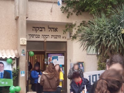 ביזיון: הקלפיות מוצבות ליד ארון הקודש