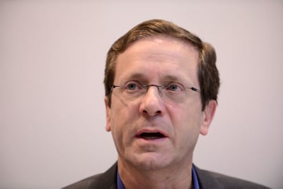הרצוג: "בנט מתבכיין כדי לסחוט עוד התנחלות"