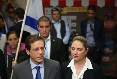 "לא הושלכה אבן על מכוניתה של הרצוג"