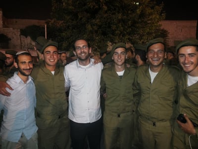 מאותה כיתה בפריז לאותה מחלקה בצנחנים