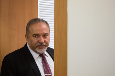 גלאון לליברמן: "אבסורד שאתה עדיין לא בכלא"