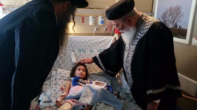 הרב שלמה עמאר מבקר את פצועי הפיגועים