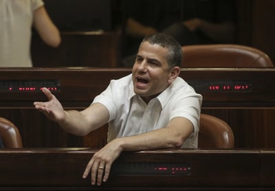 בדרך לפרישה? "לא אשב בממשלה שנכנעת לטרור"