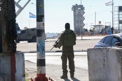 התלונן על פציעה ושוחרר בגלל "בעיות התנהגות"