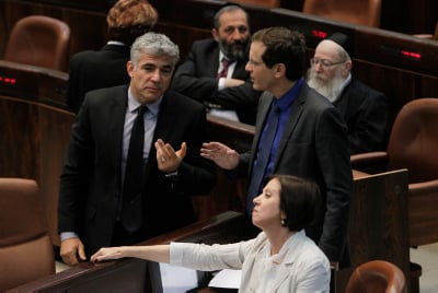 לפיד להרצוג: "בושה"; הרצוג: "משרת את ביבי"