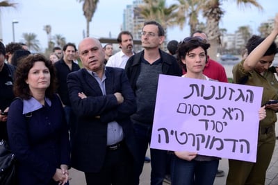 חסידי הדמוקרטיה אוסרים עלי לחשוב/ דעה