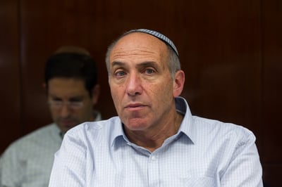 מוטי יוגב על בן דהן: "טומן ראשו בחול"
