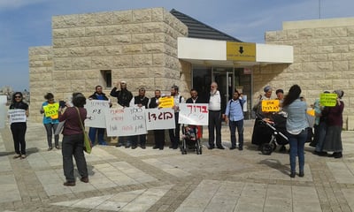 "בוגד": הפגנה מחוץ למשפטו של שיינברג