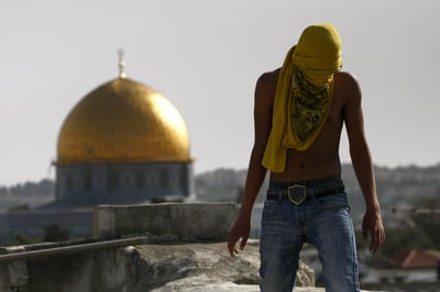 התפרעויות קשות; ערבים התבצרו עם אבנים במסגד