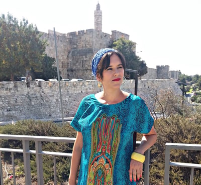 "נולדה מחדש" – אמילי עמרוסי משיבה למבקרים