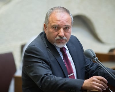 ליברמן אסר את כניסת 110 פלסטינים לישראל