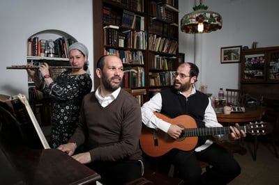 הדרת הנשים: הרב שטרן מחזק את האחים רזאל