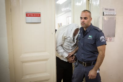 העיד בבית המשפט, ונעצר כי לא שהה בביתו