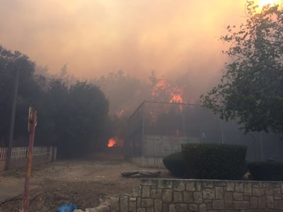 הלהבות אוחזות בבתים; תושבים פונו בזכרון יעקב