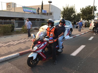 נפתלי בנט הוקפץ לאזור השריפה בחיפה באופנוע