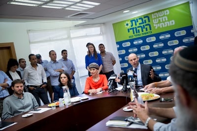 "הבית היהודי תקועה בממשלה כמו אישה מוכה"