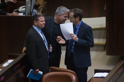 מספר שיא של מנדטים ללפיד, הרצוג בשפל חדש