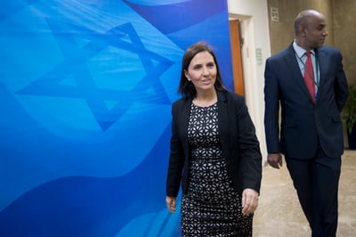 בנט, מאחוריך: השאיפה הפוליטית של גילה גמליאל
