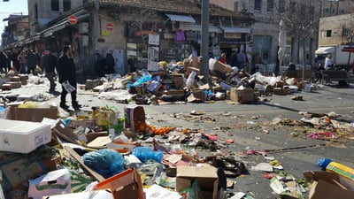 צפו: ערימות הזבל עצרו את הרכבת הקלה