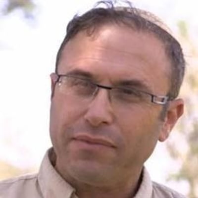 מלא בצער על כבודה של תורה שמתגולל בעפר