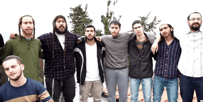 צפו: ראש ישיבת ההסדר מנגן בשיר מחווה לעפרה