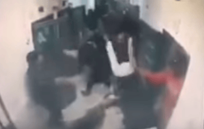 צפו: סוהר דרך על קוראן, אסירים ערבים תקפו בזעם