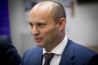 מתקפה חריפה על בנט: "אידיוט נבער"