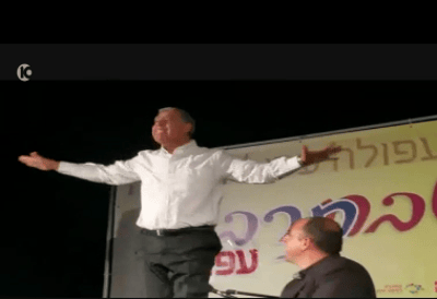 'תצביעו לי': צפו: ח"כ מיקי לוי עומד על כסא וצועק