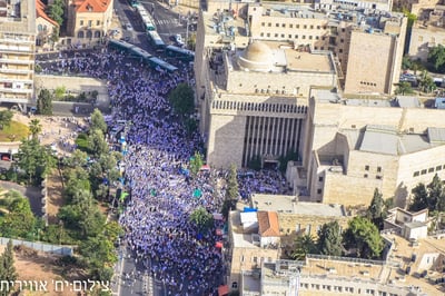 עשרות אלפי סרוגים בריקוד הדגלים בירושלים