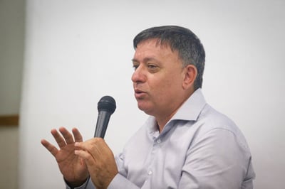 אחד המתמודדים במפלגת העבודה פורש וחובר לגבאי
